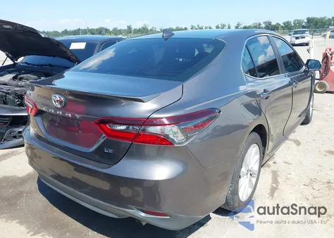 2022 Toyota Camry Le z USA, uszkodzony, nr VIN 4T1C11AK8NU054240